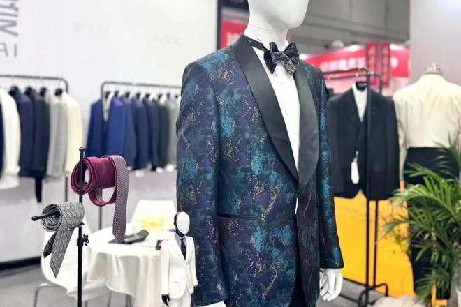 澳门威尼斯人以衣载道奕生爱解释全场景穿衣艺术(图3)