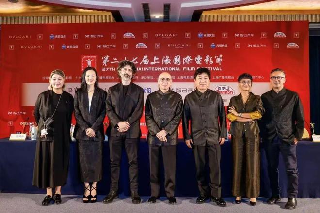 4436x12威尼斯上海国际影戏节上金爵评委穿的“新中式”由阿拉长宁企业定制!